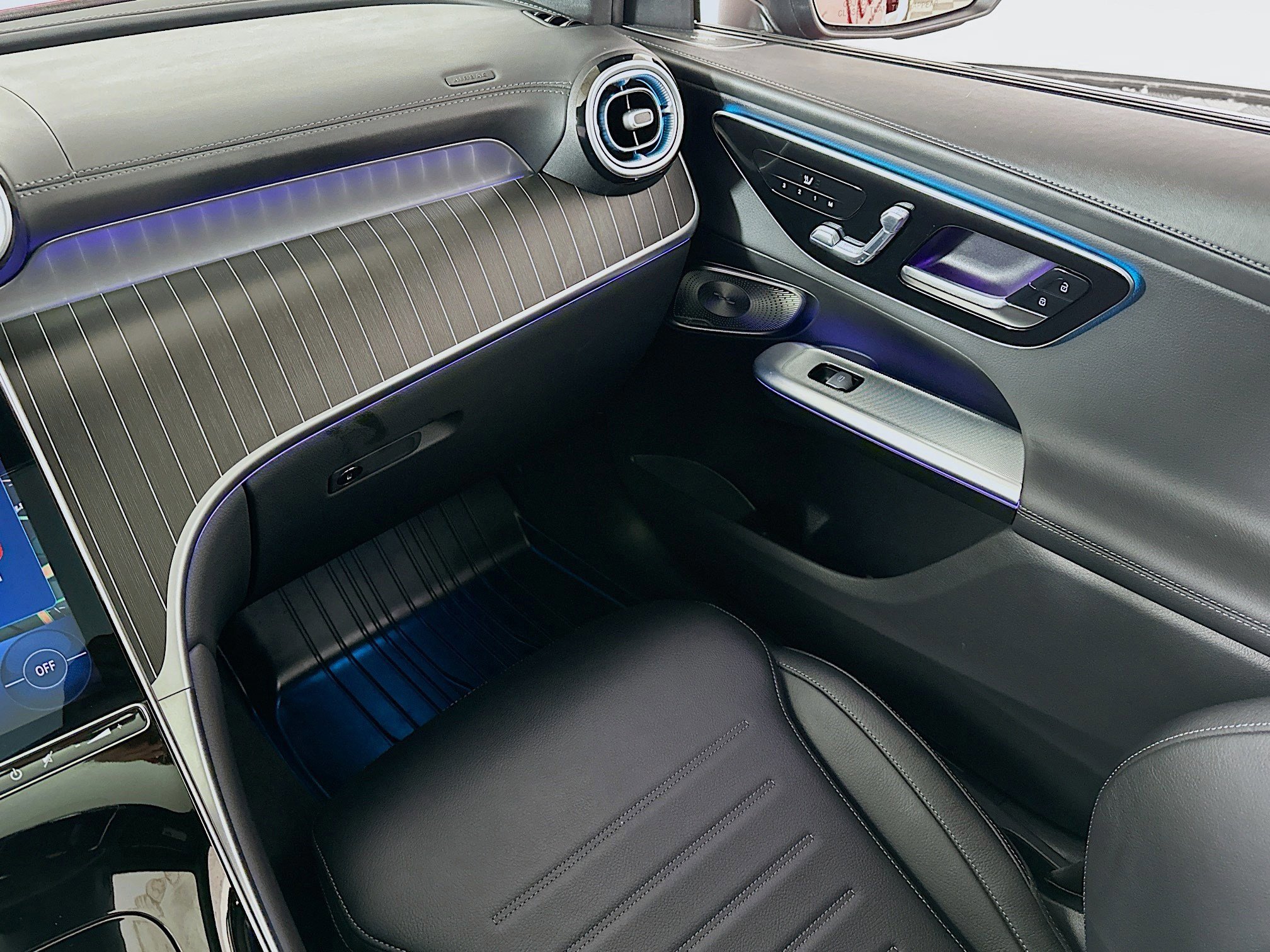 Used 2025 Mercedes-Benz GLC 43 AMG 4MATIC w/ Driver Assistance Package image 19