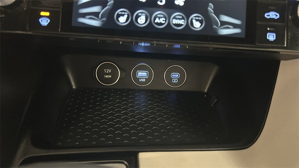 Used 2025 Genesis G70 2.5T image 23