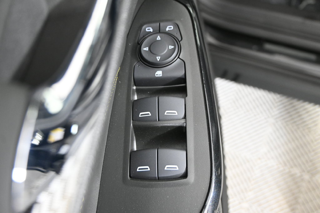 Used 2025 Chevrolet Trax LT FWD image 19