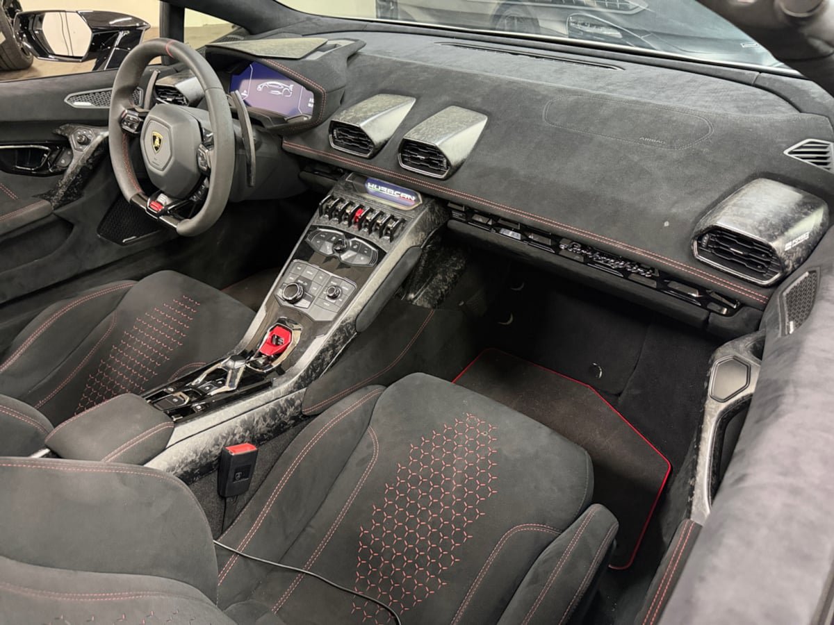 Used 2019 Lamborghini Huracan Performante AWD/4WD image 15
