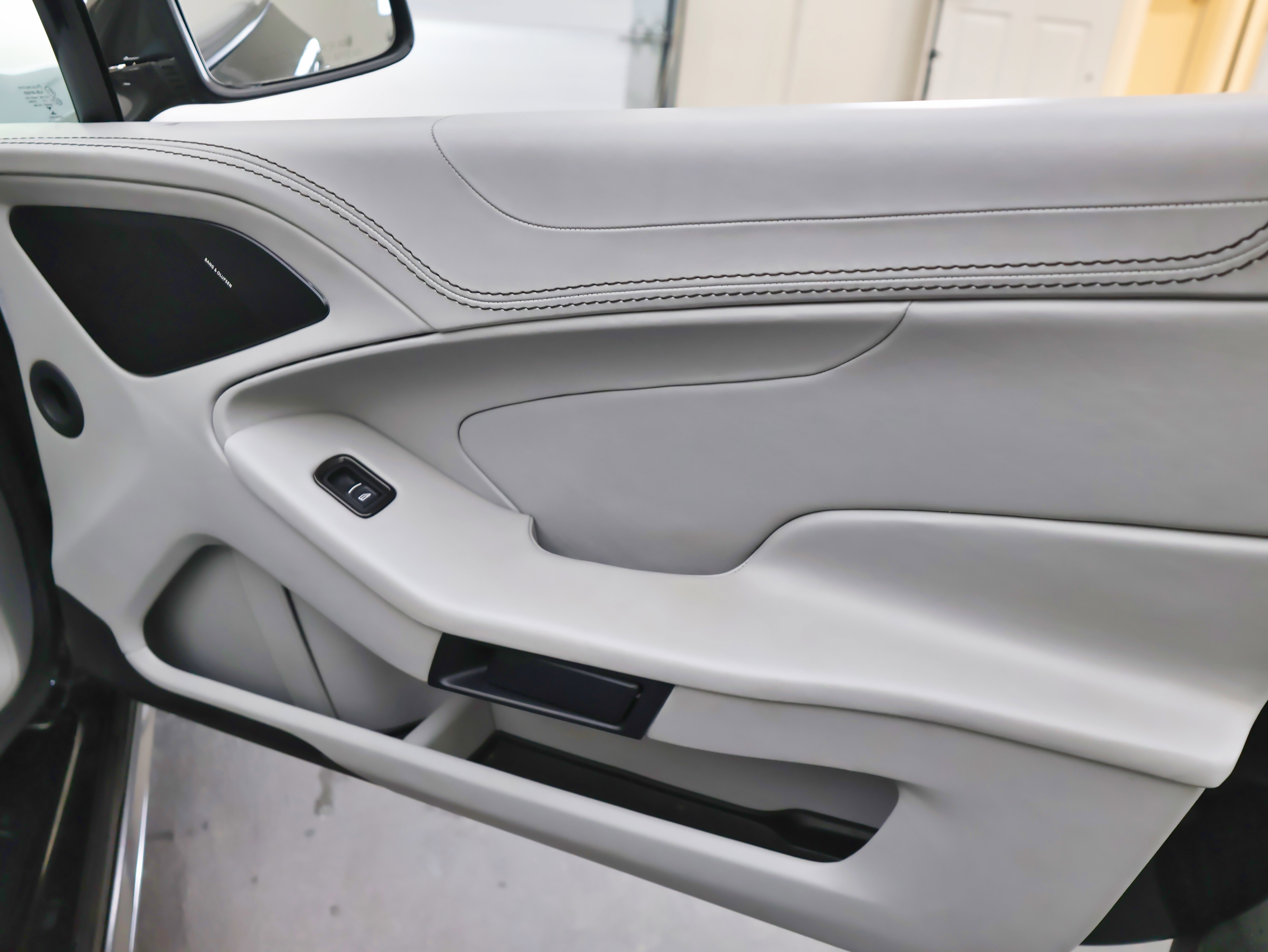 Used 2014 Aston Martin Vanquish Volante image 47