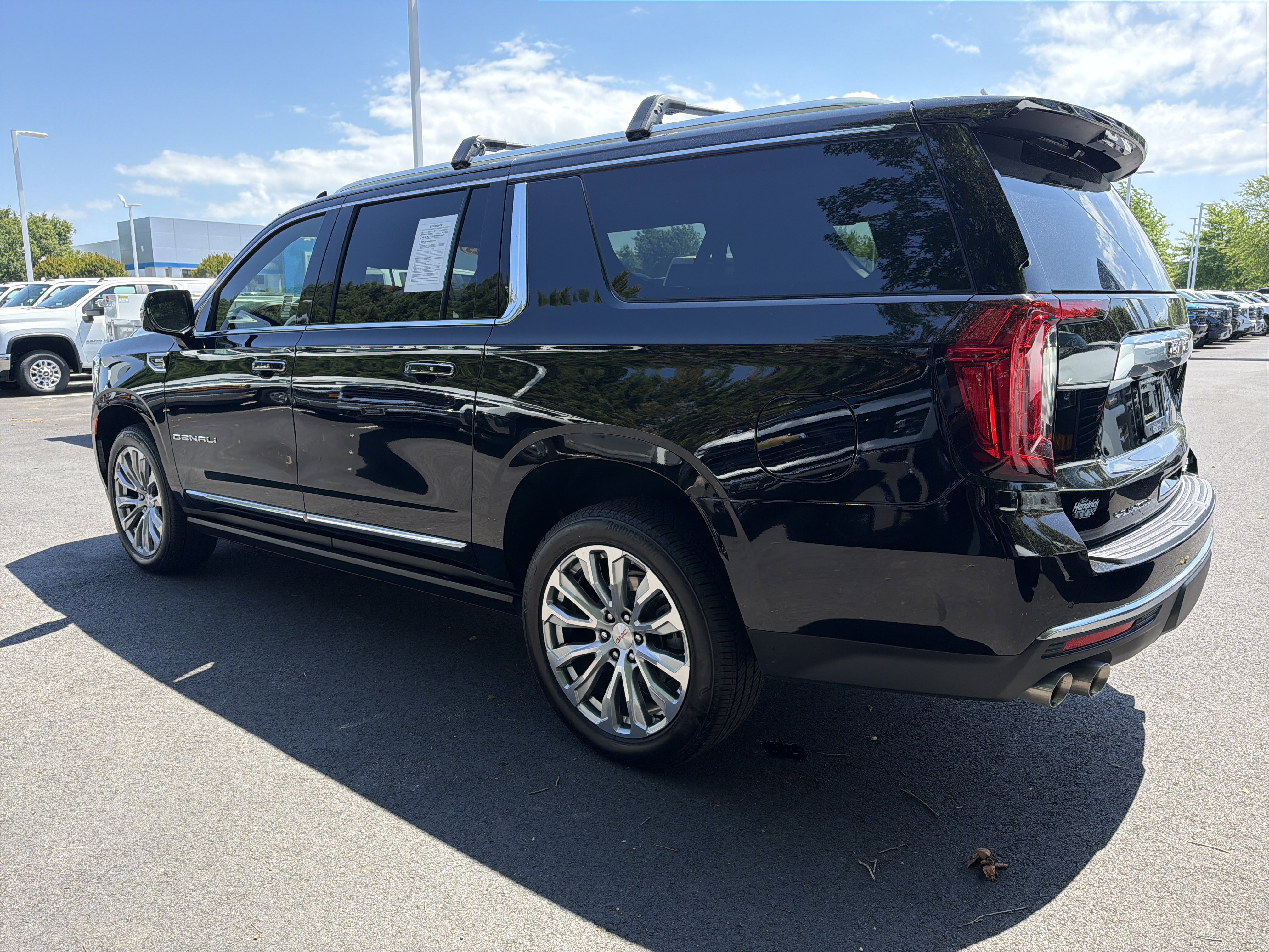 Used 2023 GMC Yukon XL Denali AWD/4WD image 8