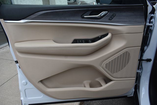 Used 2025 Jeep Grand Cherokee L Limited image 14