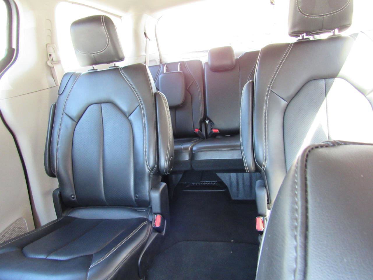 Used 2024 Chrysler Pacifica Touring-L FWD image 8
