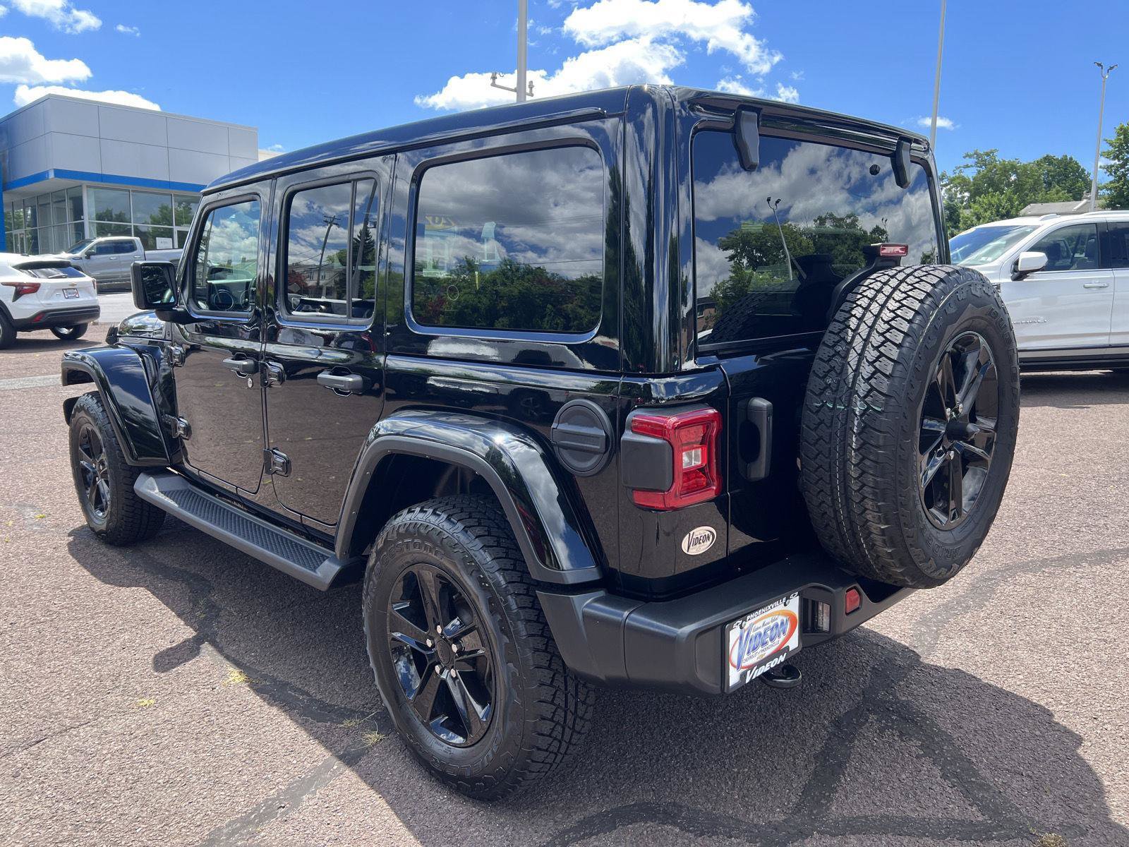 Used 2022 Jeep Wrangler Unlimited Sahara AWD/4WD image 5