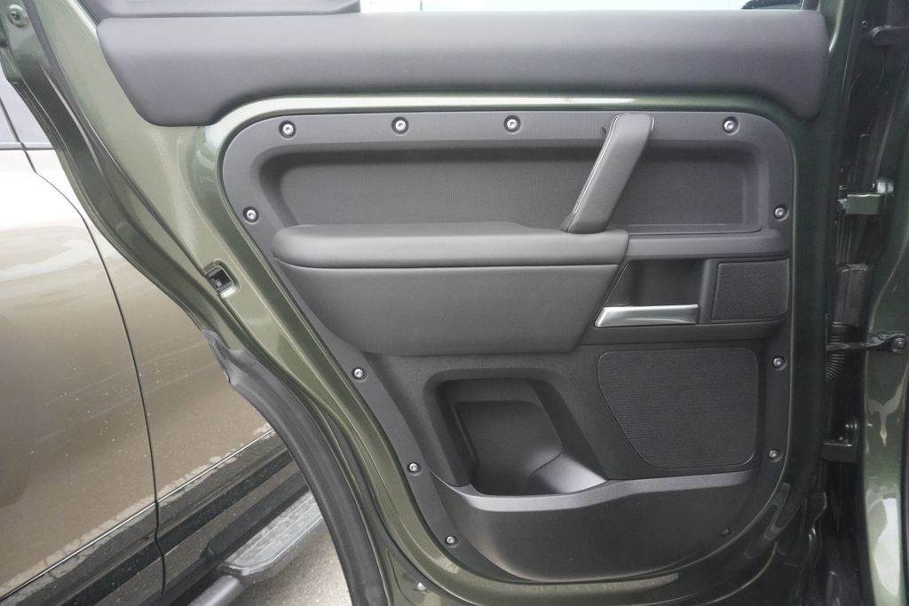 New 2026 Land Rover Defender 130 X-Dynamic SE image 28