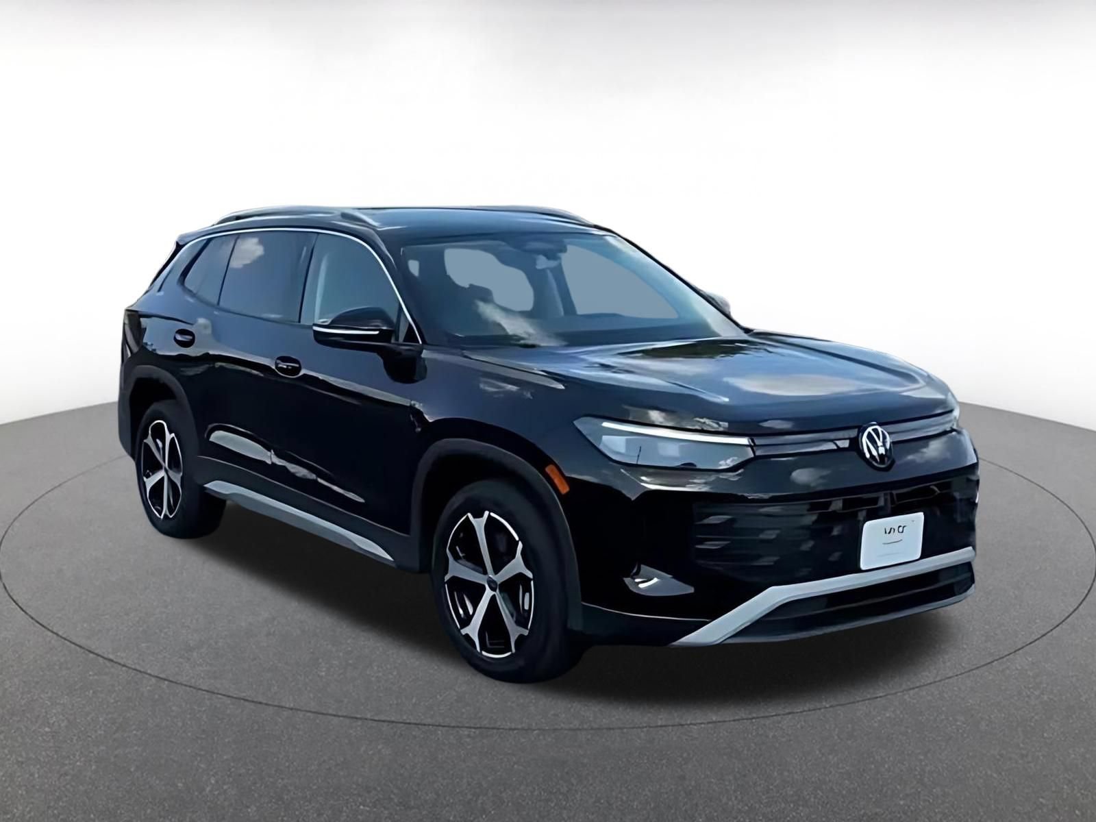 Used 2026 Volkswagen Tiguan SE AWD/4WD image 3