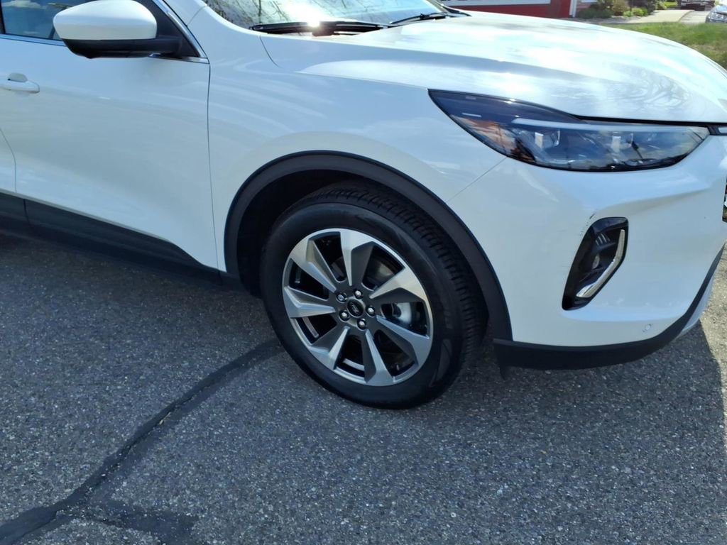 Used 2023 Ford Escape Platinum AWD/4WD image 5