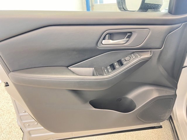 Used 2025 Nissan Rogue SV image 15