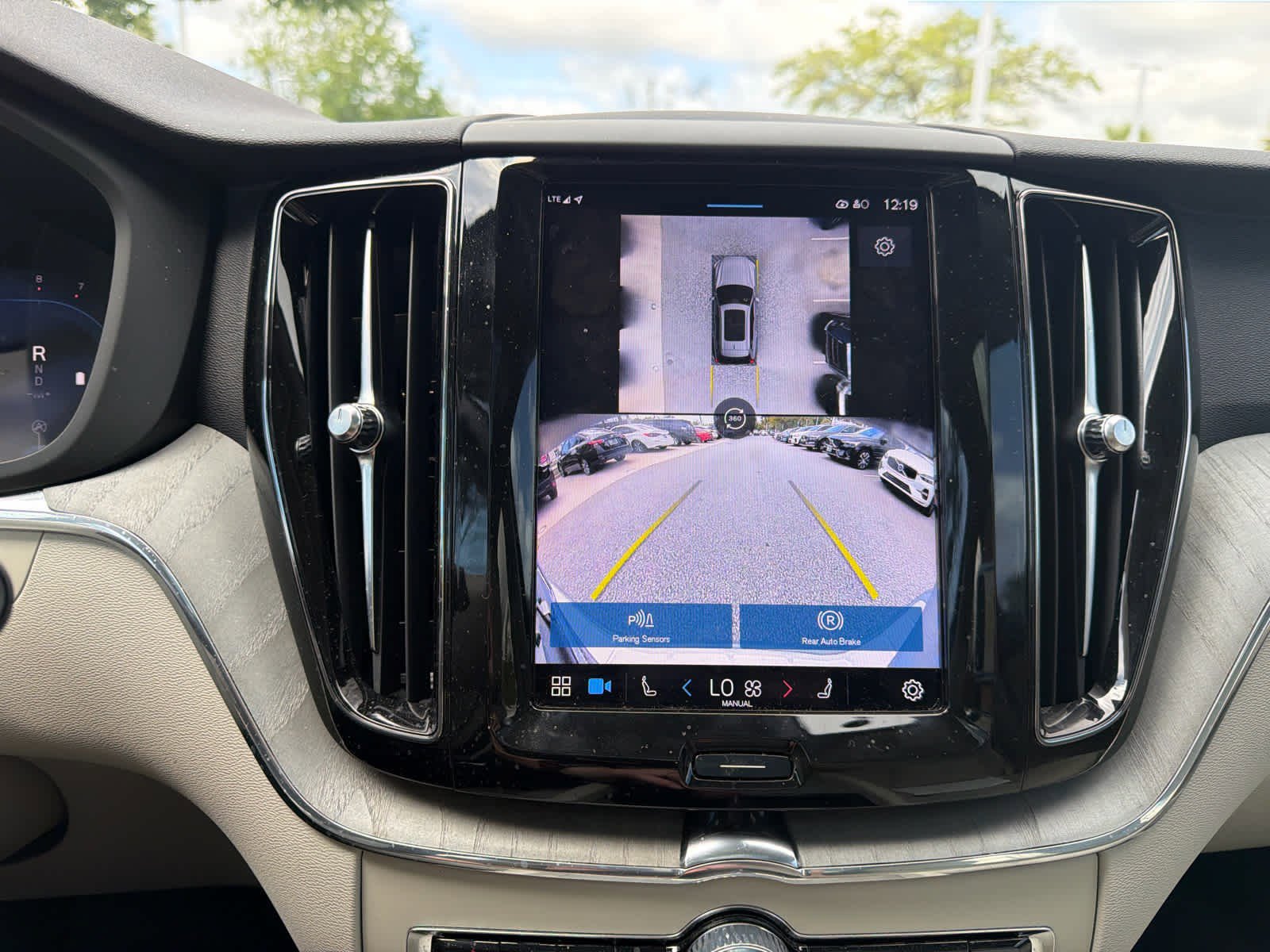 Used 2024 Volvo XC60 B5 Plus w/ Protection Package Premier image 29