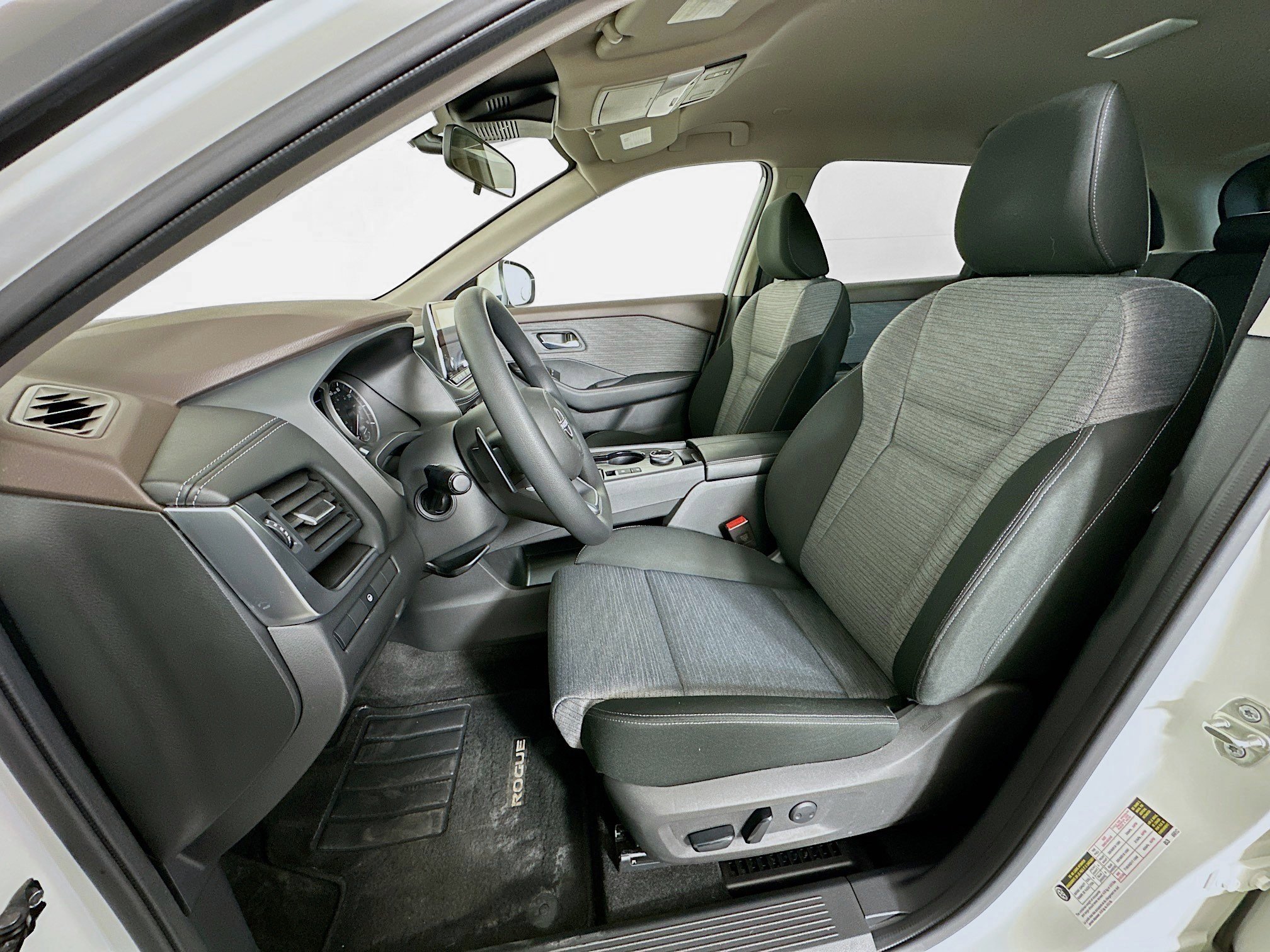 Used 2023 Nissan Rogue SV image 12