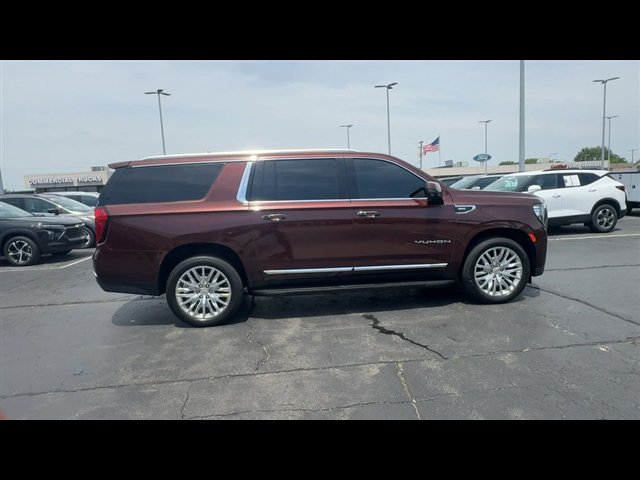 Certified 2023 GMC Yukon XL SLT w/ SLT Premium Package AWD/4WD image 9