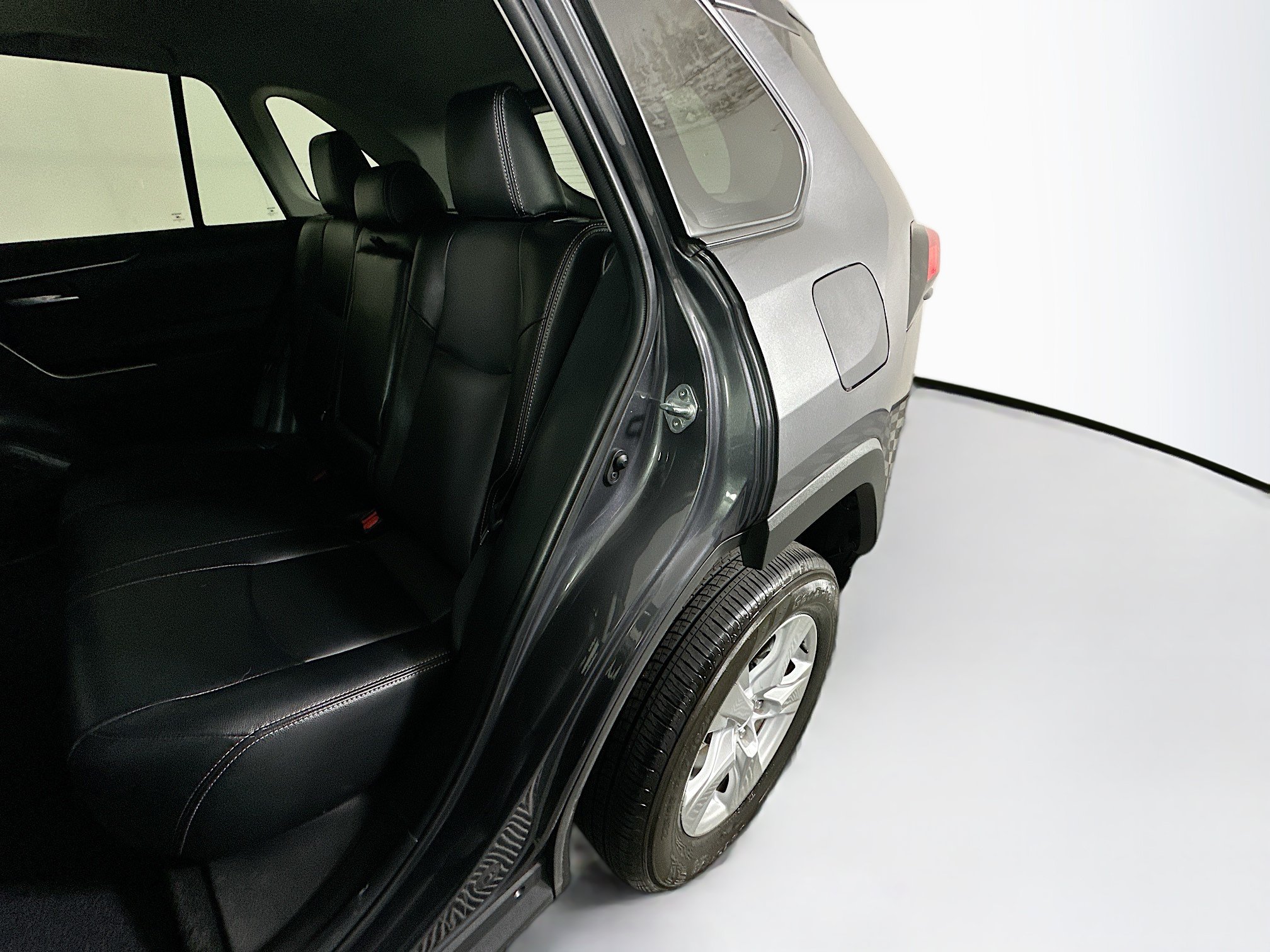 Used 2021 Toyota RAV4 XLE w/ Convenience Package FWD image 26
