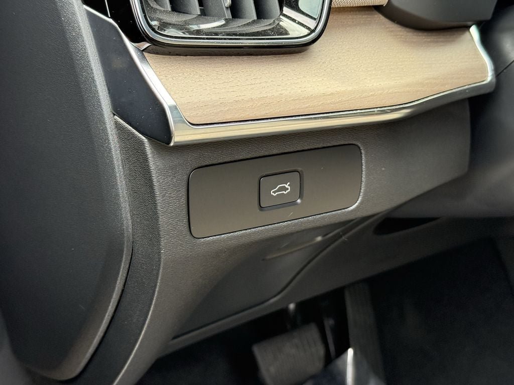 Certified 2025 Volvo XC90 B5 Core AWD/4WD image 20