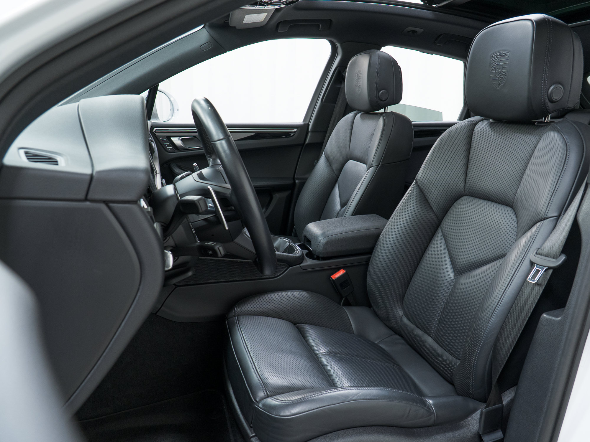 Certified 2023 Porsche Macan AWD/4WD image 16