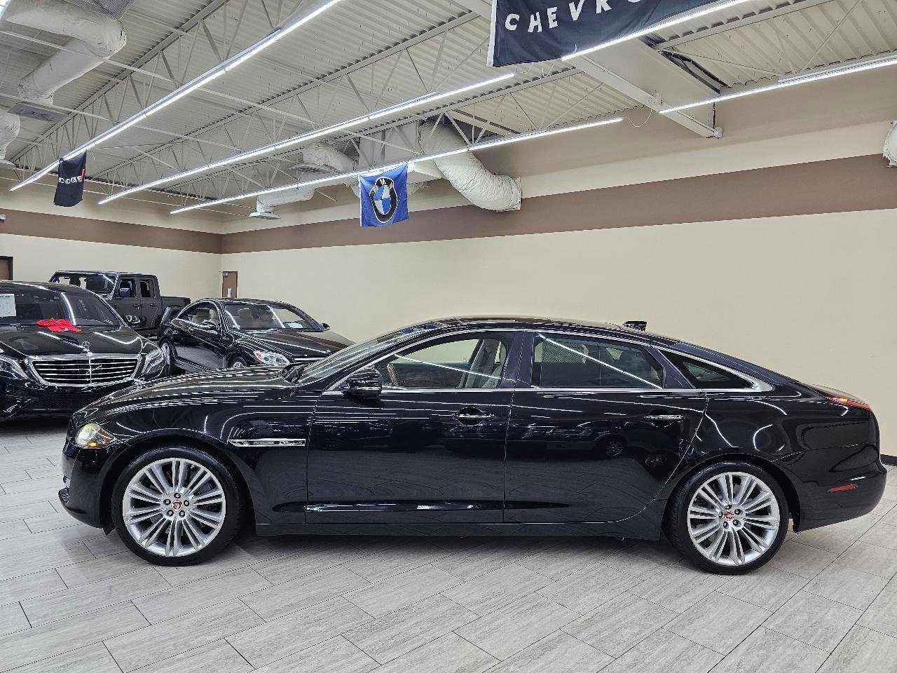 Used 2019 Jaguar XJ L Supercharged RWD image 9