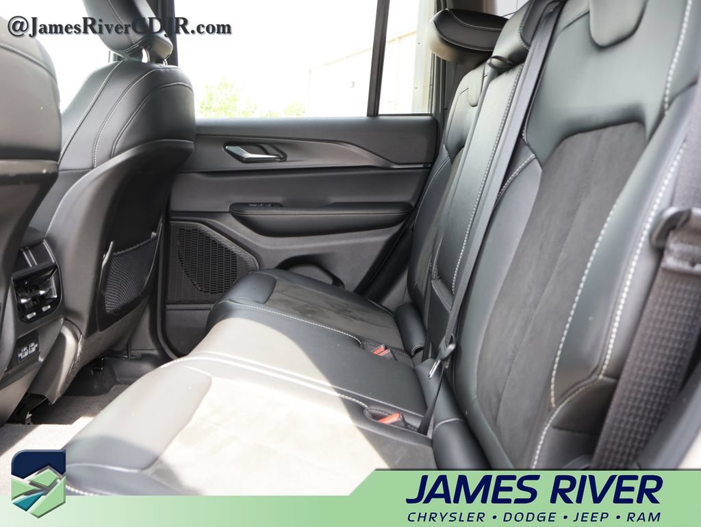 Used 2025 Jeep Grand Cherokee Altitude AWD/4WD image 18