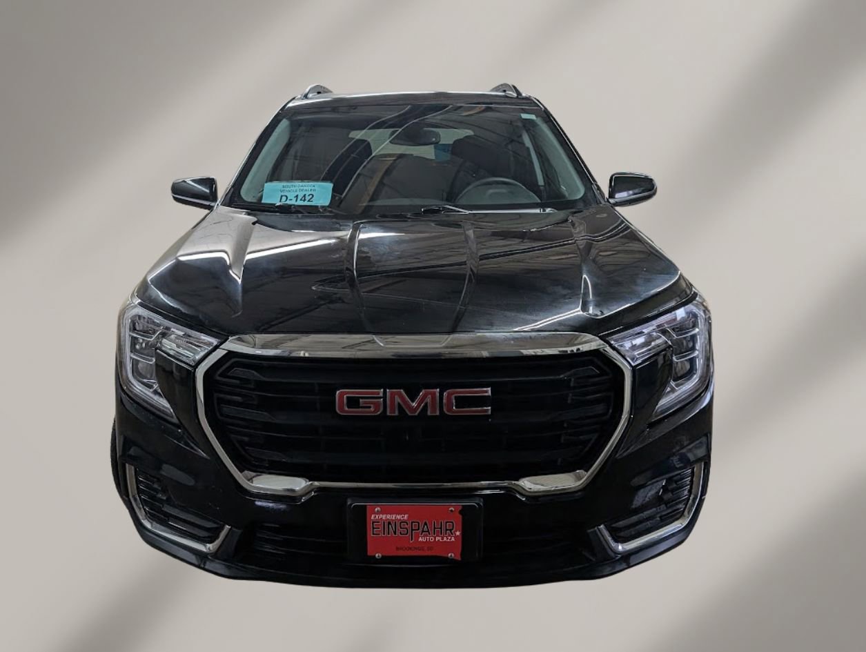 Used 2023 GMC Terrain SLE w/ Driver Convenience Package image 2