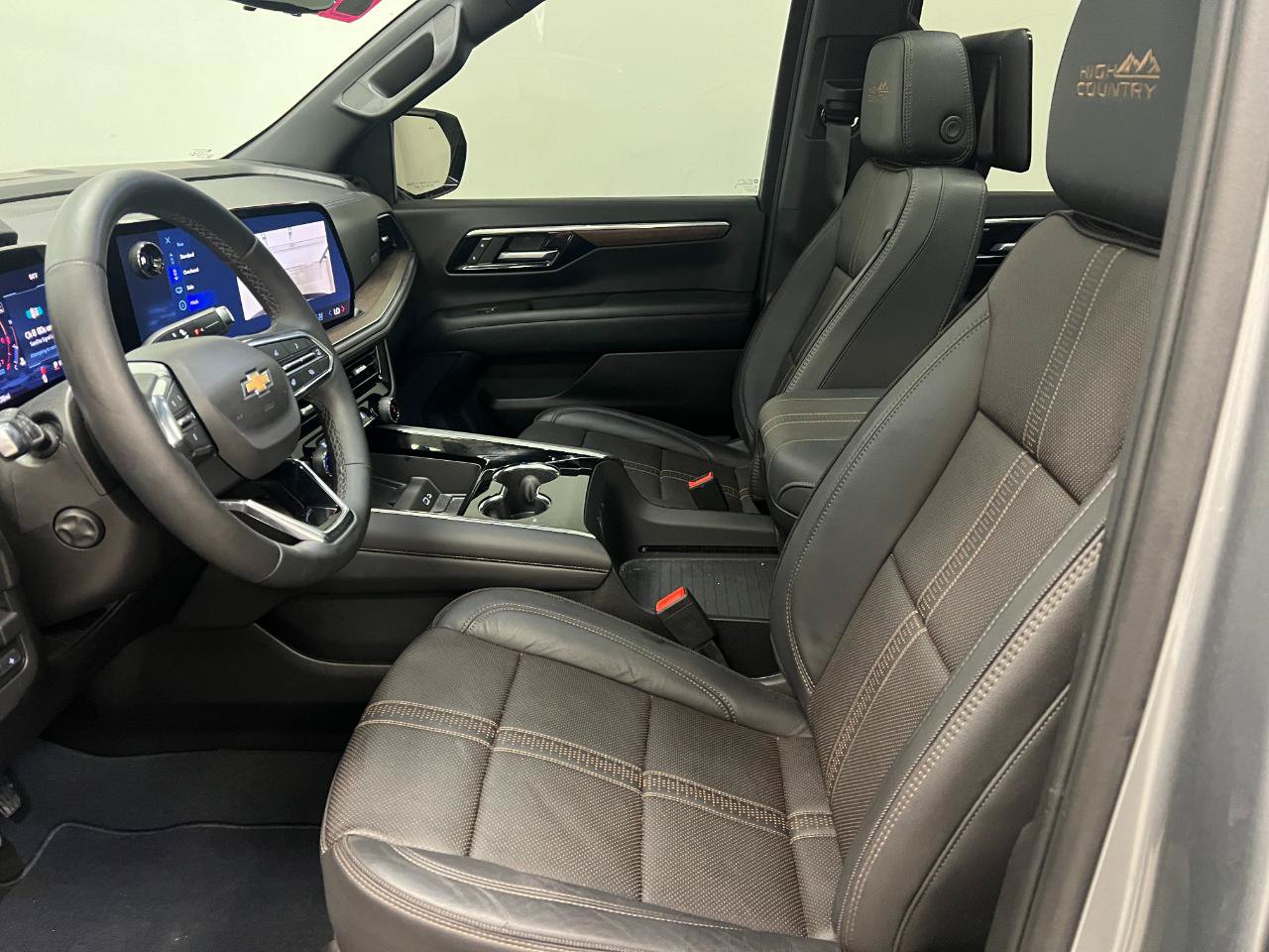 Used 2025 Chevrolet Tahoe High Country AWD/4WD image 24