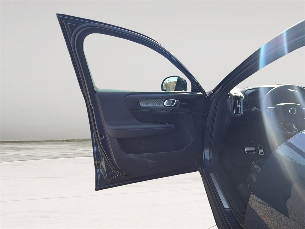 Used 2022 Volvo XC40 T5 R-Design w/ Advanced Package image 20