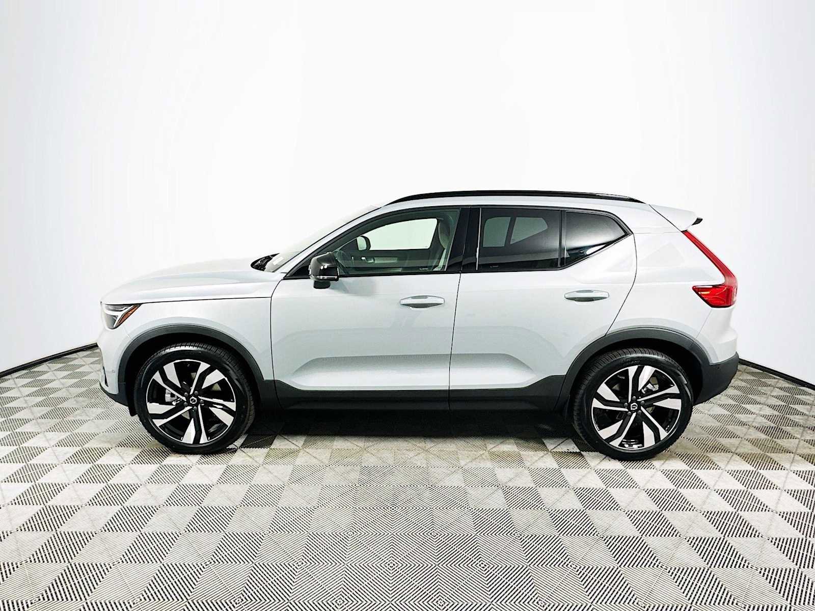 Used 2025 Volvo XC40 B5 Ultra w/ Protection Package image 4
