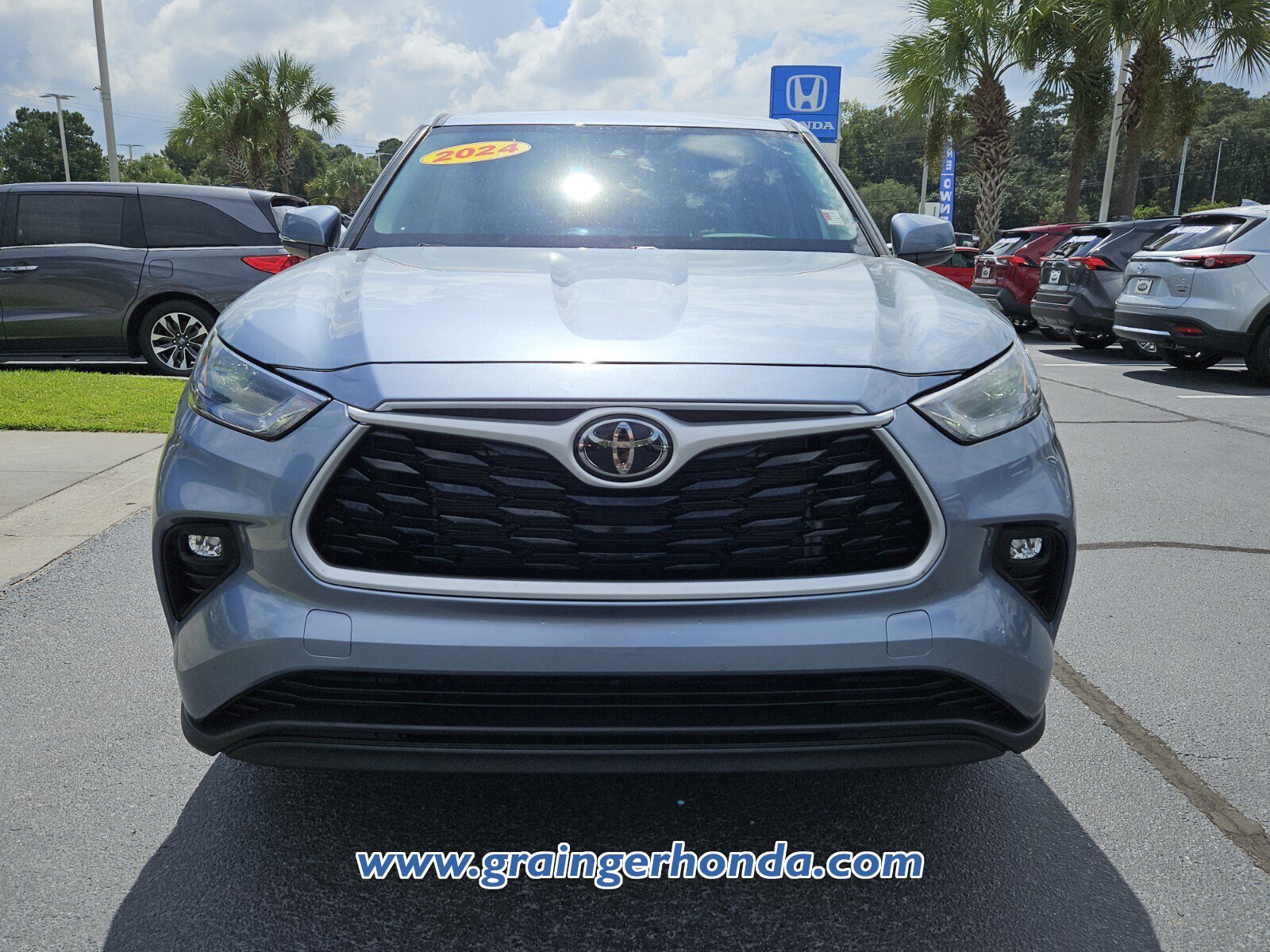 Used 2024 Toyota Highlander LE FWD image 8