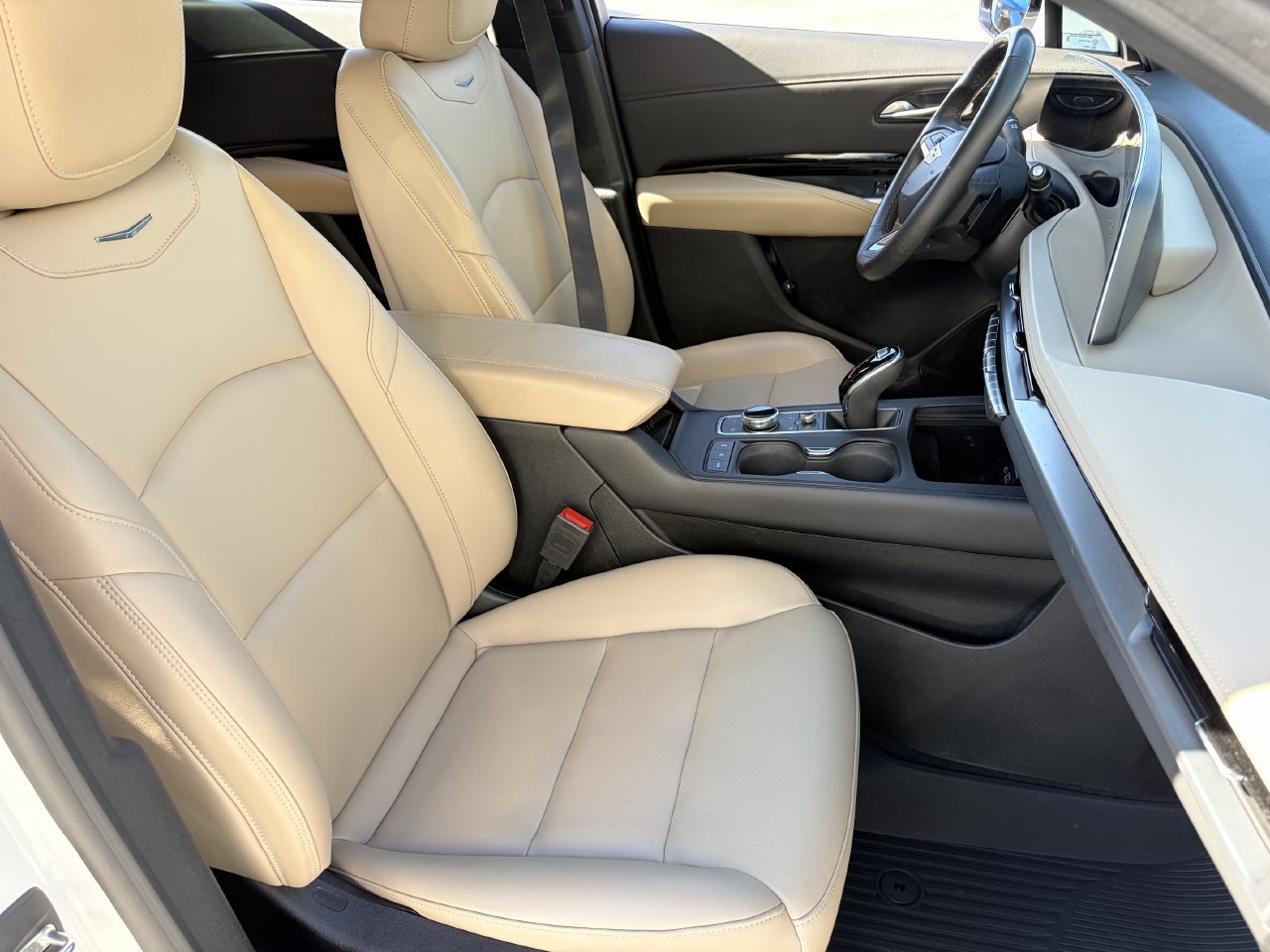 Certified 2024 Cadillac XT4 Luxury w/ Cold Weather Package FWD image 11