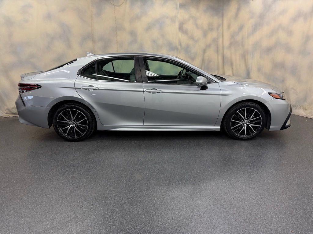 Used 2022 Toyota Camry SE FWD image 9