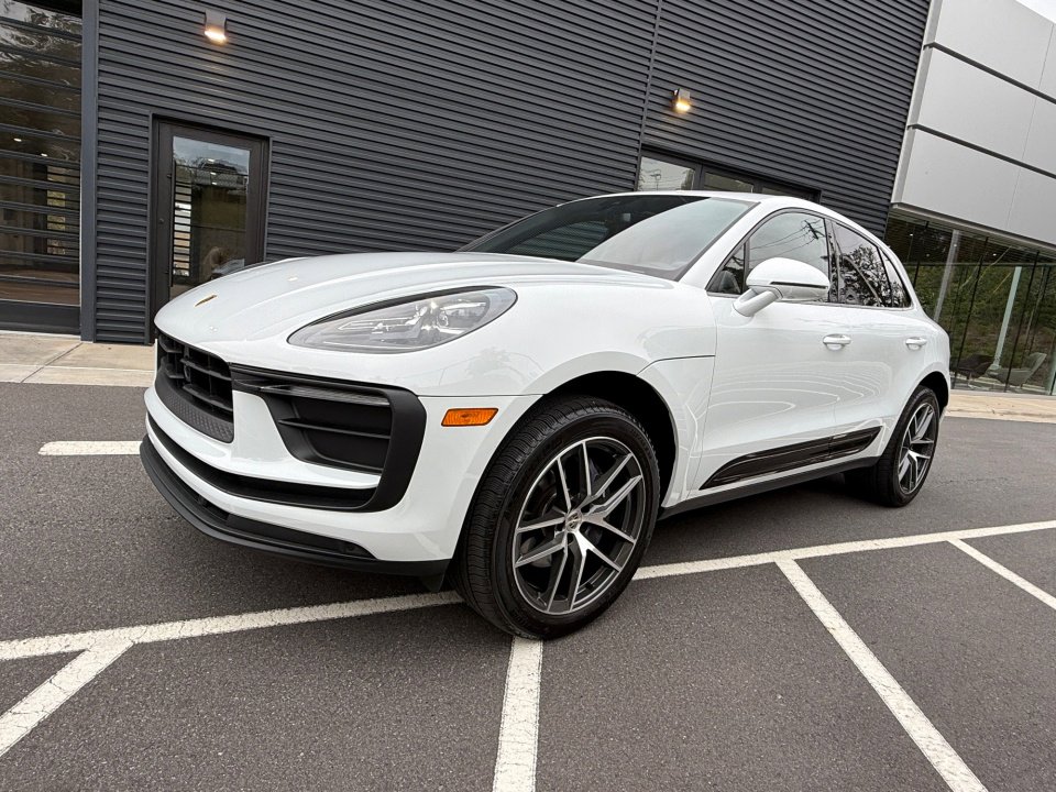 Certified 2025 Porsche Macan image 1