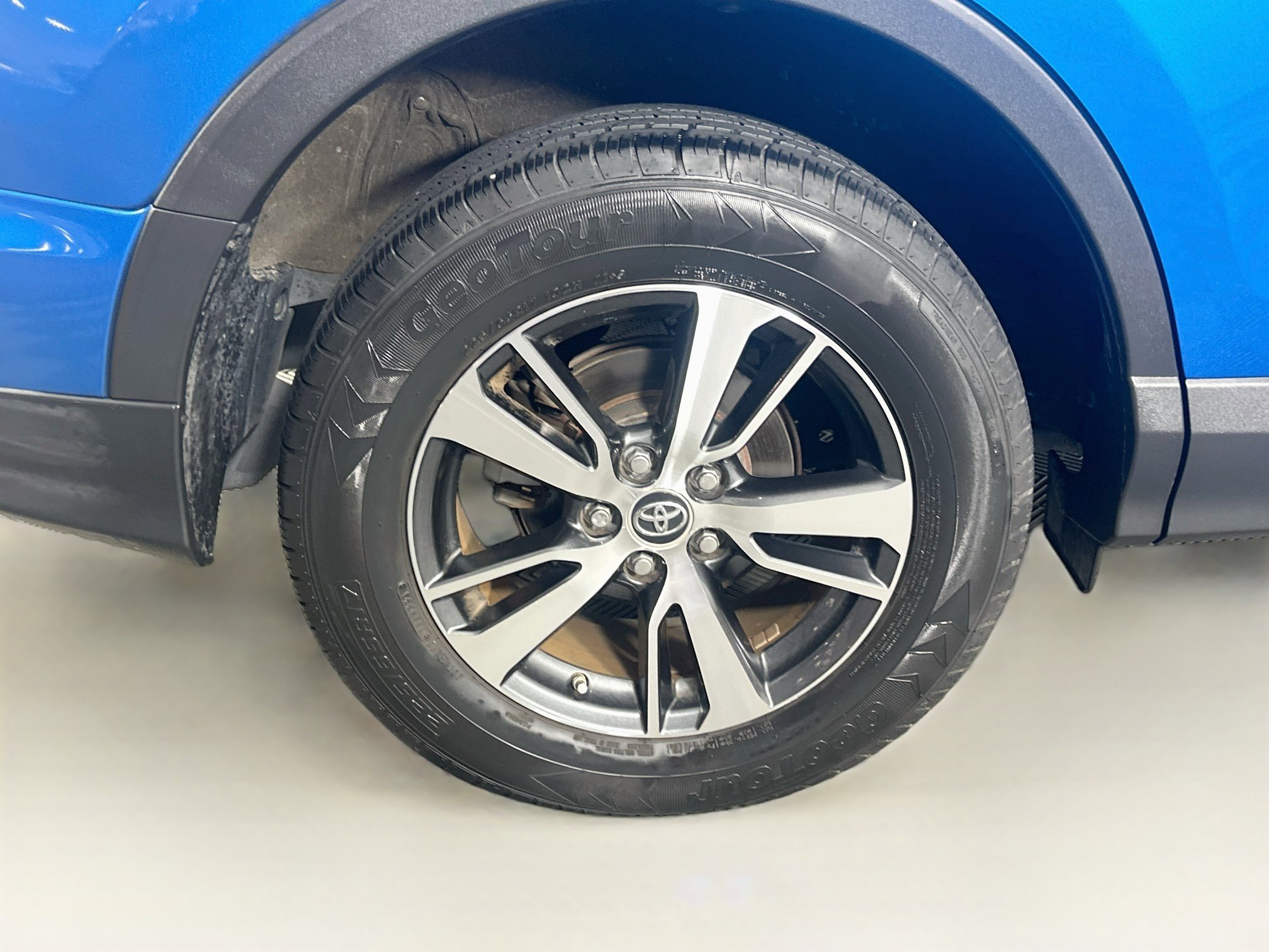 Used 2018 Toyota RAV4 XLE FWD image 11