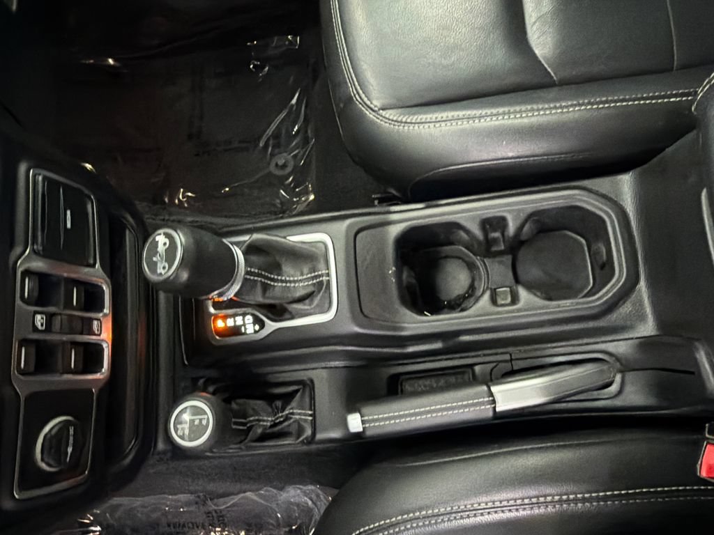 Used 2018 Jeep Wrangler Unlimited Sahara AWD/4WD image 30