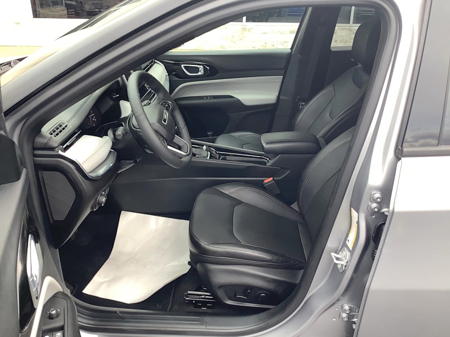 Used 2023 Jeep Compass Limited image 10