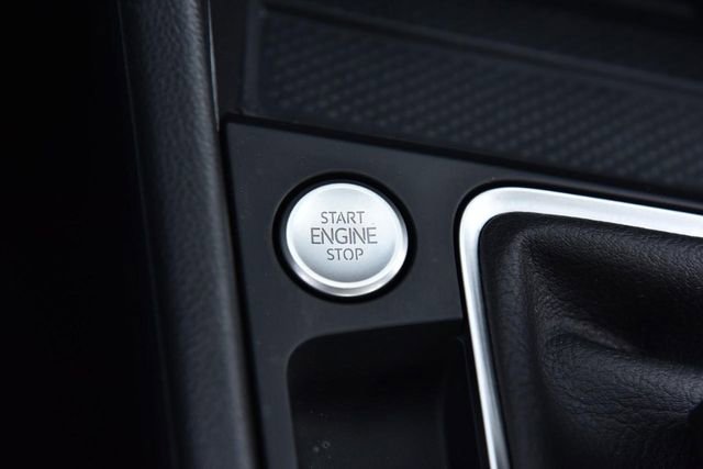 Certified 2025 Volkswagen Jetta SE image 17