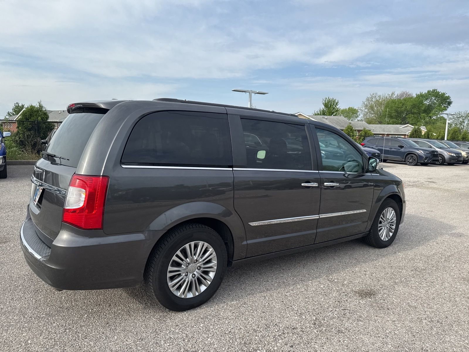 Used 2016 Chrysler Town & Country Touring-L w/ Driver Convenience Group FWD image 12