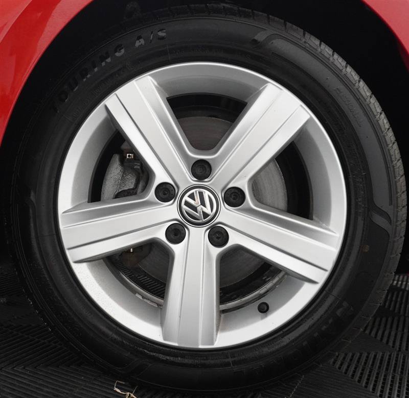 Used 2017 Volkswagen Golf Wolfsburg Edition FWD image 3