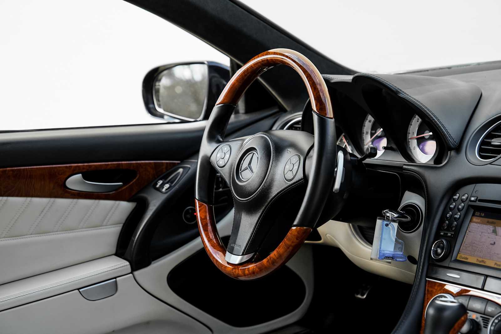 Used 2011 Mercedes-Benz SL 550 image 14