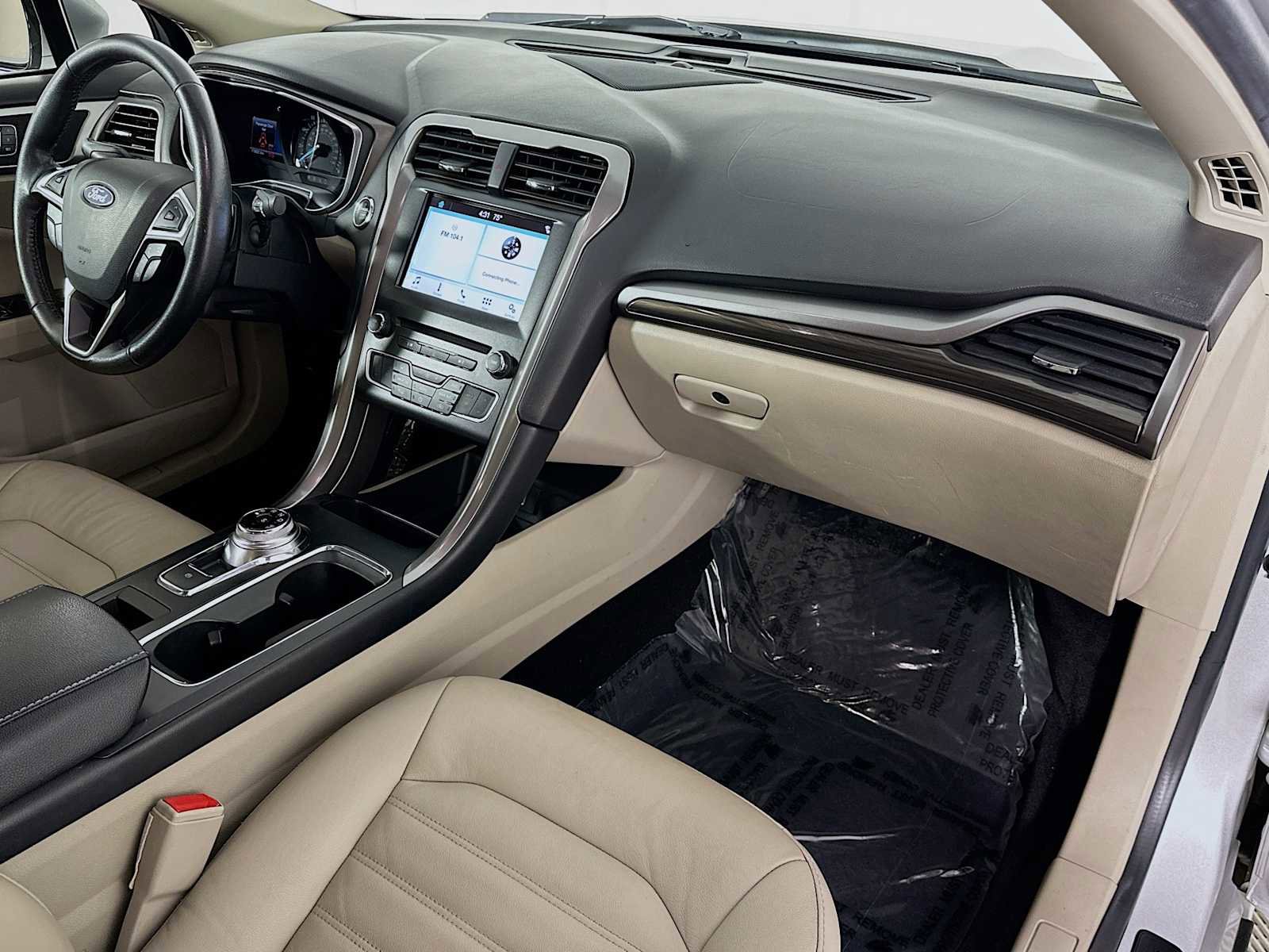 Used 2017 Ford Fusion SE w/ Fusion SE Technology Package image 26