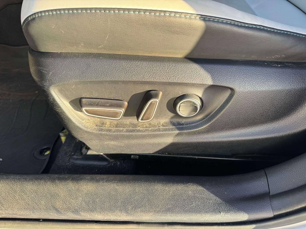 Used 2017 Toyota Prius Four FWD image 19