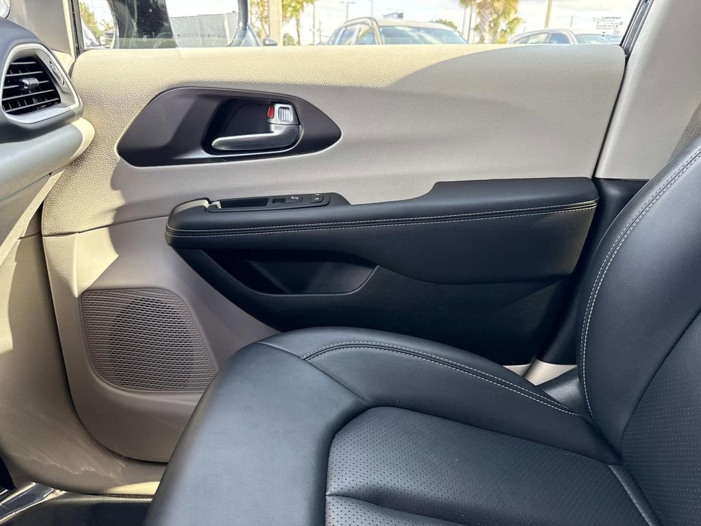 Used 2024 Chrysler Pacifica Touring-L image 28