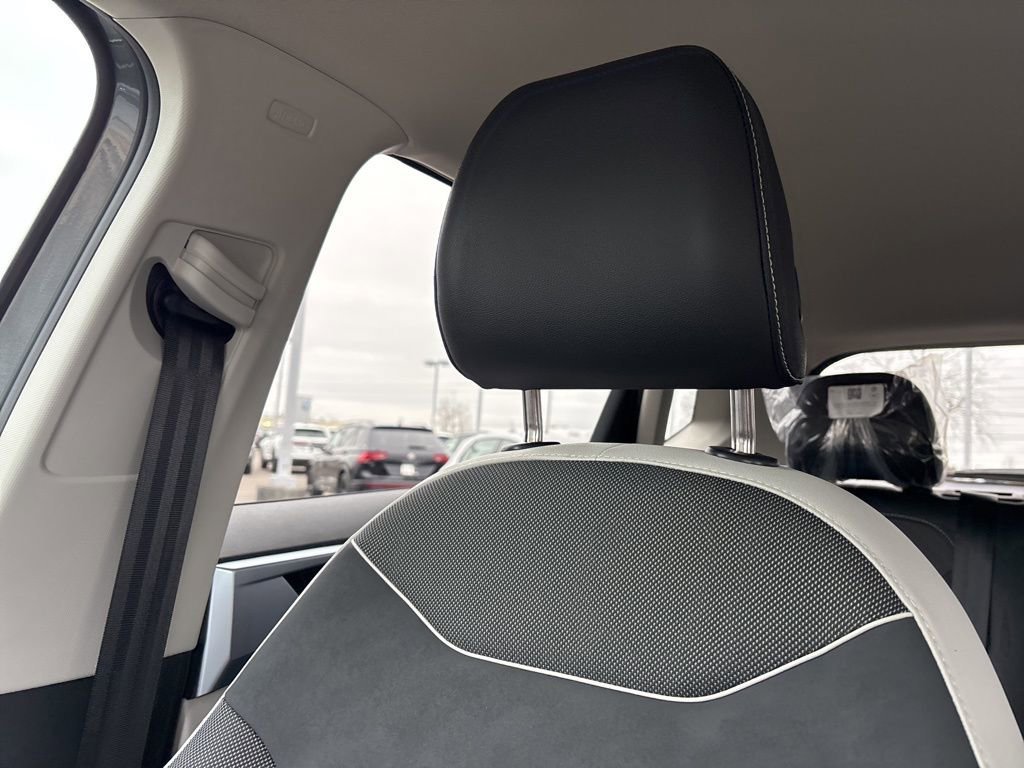 New 2025 Volkswagen Taos SE image 21