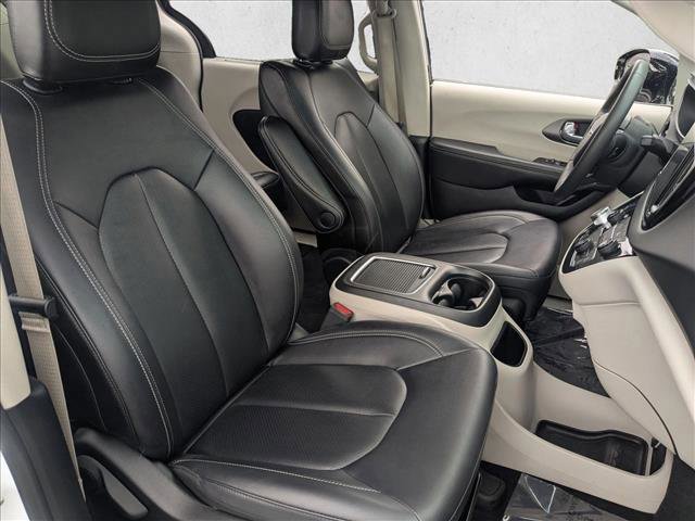 Used 2024 Chrysler Pacifica Touring-L image 21