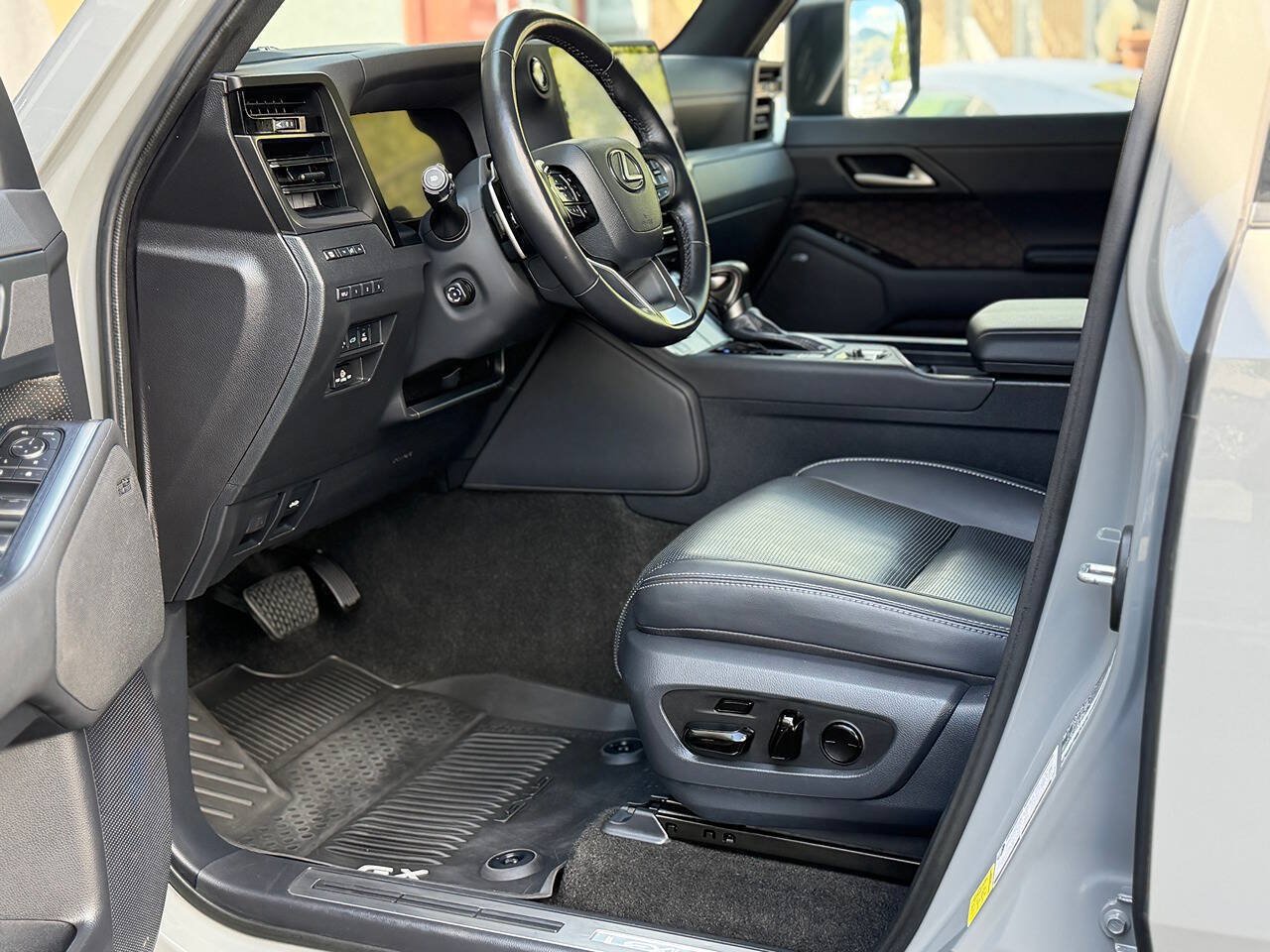 Used 2024 Lexus GX 550 w/ Cold Area Package AWD/4WD image 2