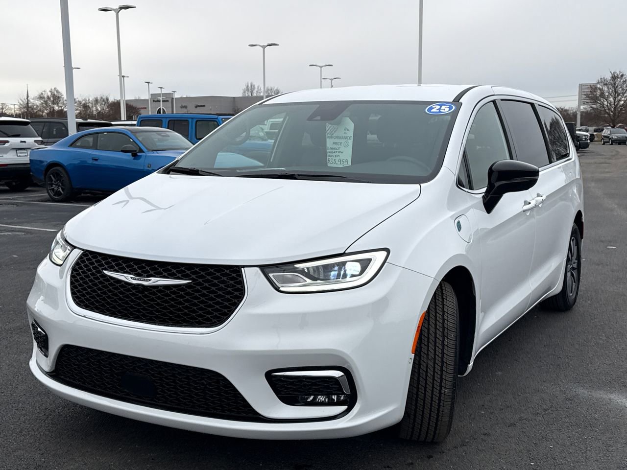 Used 2025 Chrysler Pacifica Select w/ Uconnect Theater Family Group image 7