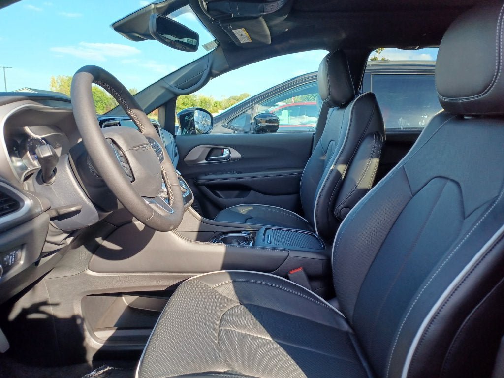 New 2027 Chrysler Pacifica Limited AWD/4WD image 5
