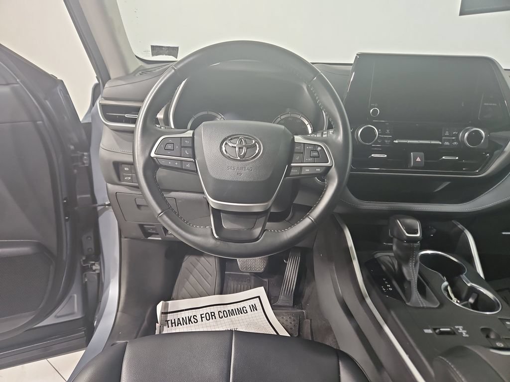 Used 2023 Toyota Highlander XLE AWD/4WD image 14