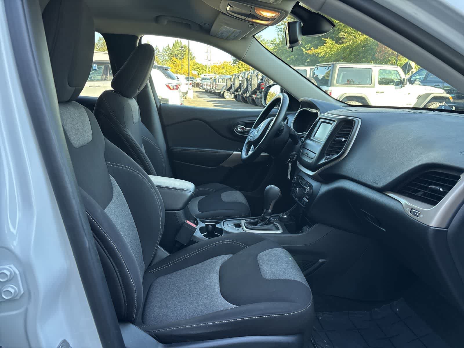 Certified 2018 Jeep Cherokee Latitude w/ Altitude Package AWD/4WD image 6