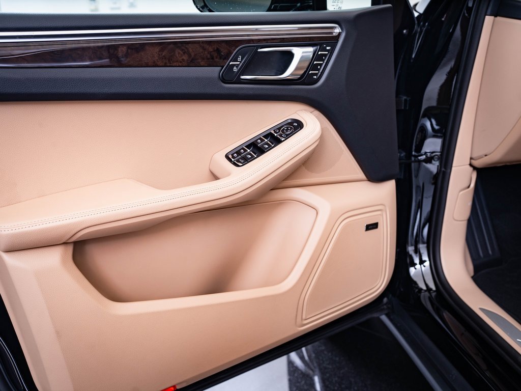 Certified 2025 Porsche Macan image 24