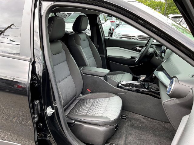 Used 2025 Chevrolet Trax LT w/ Sunroof Package FWD image 19