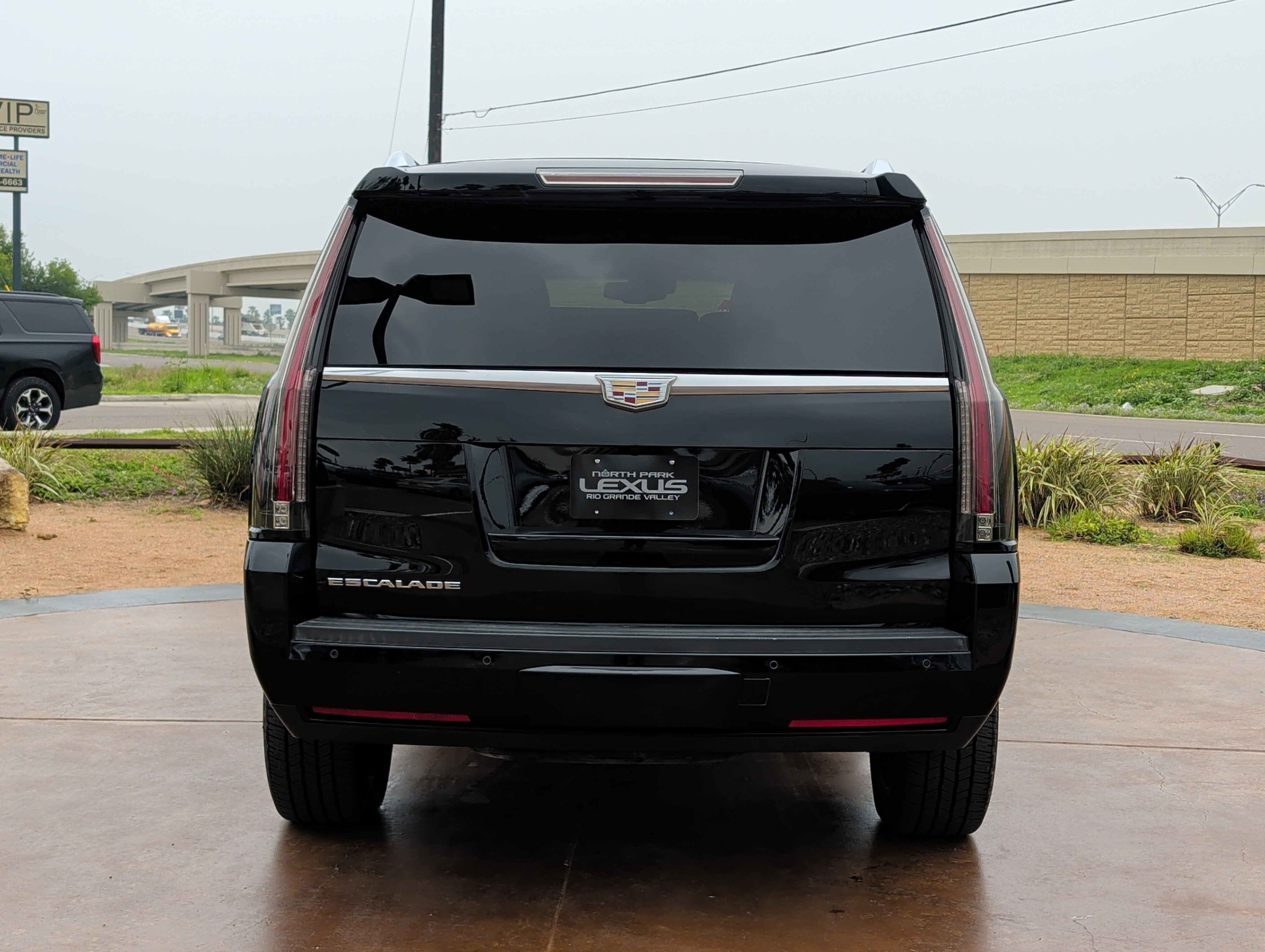 Used 2015 Cadillac Escalade Premium RWD image 3