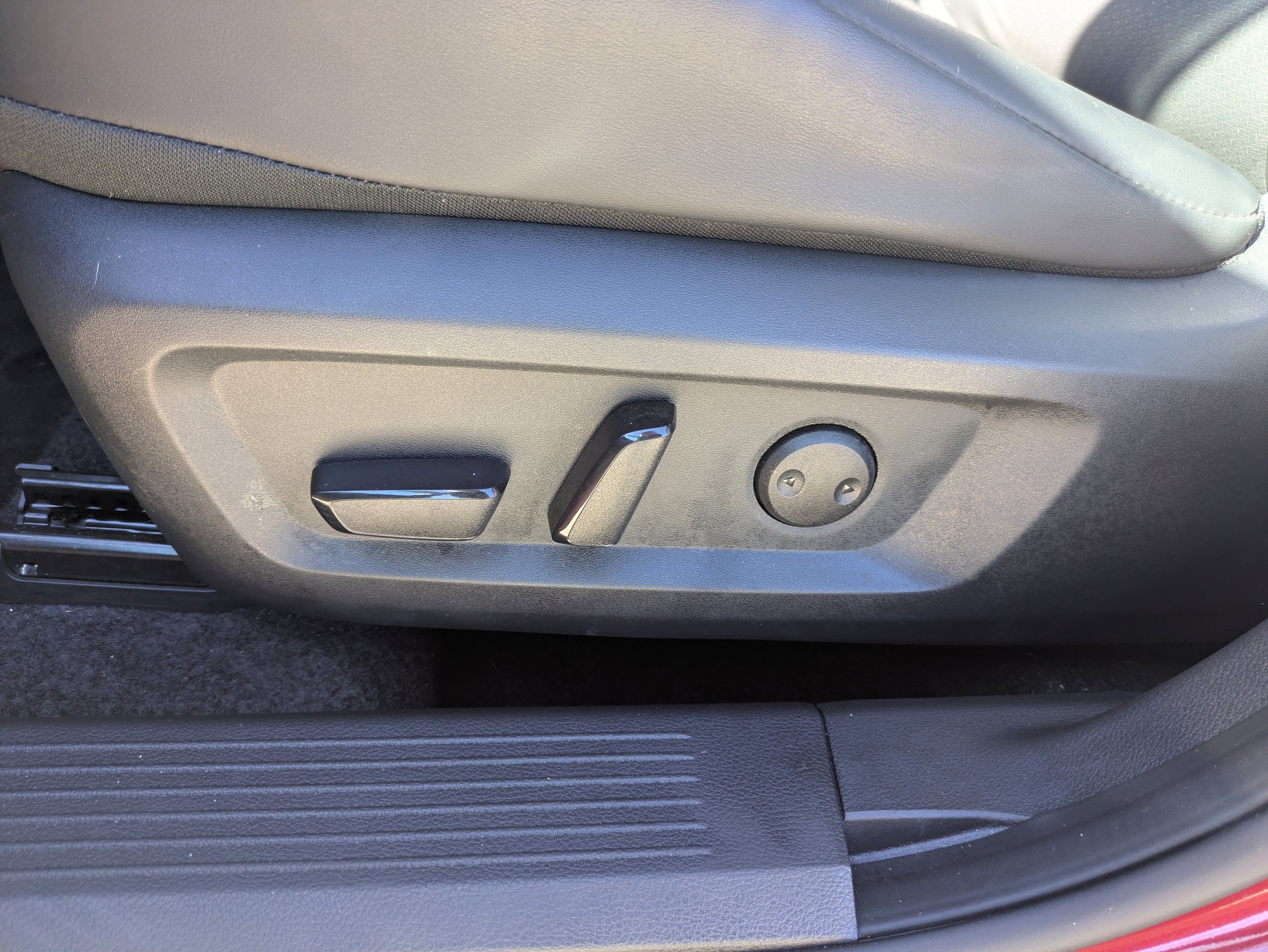 Used 2024 Nissan Rogue SV w/ SV Premium Package image 8